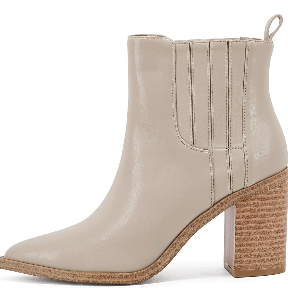Women’s Sz 6 Cream Colored Slip On Ankle Boots with a Chunky Stacked Heel